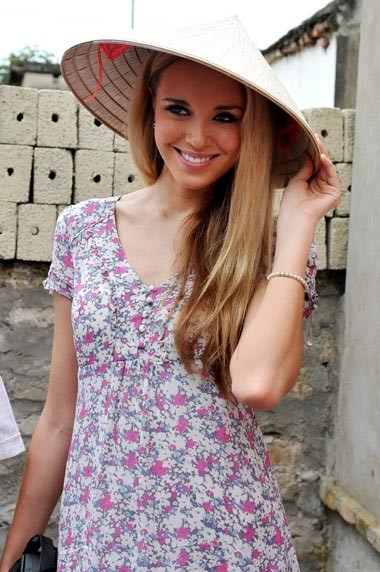 Hoa hậu thế giới 2008 người Nga Ksenia Sukhinova đội nón lá trong chuyến thăm Việt Nam.